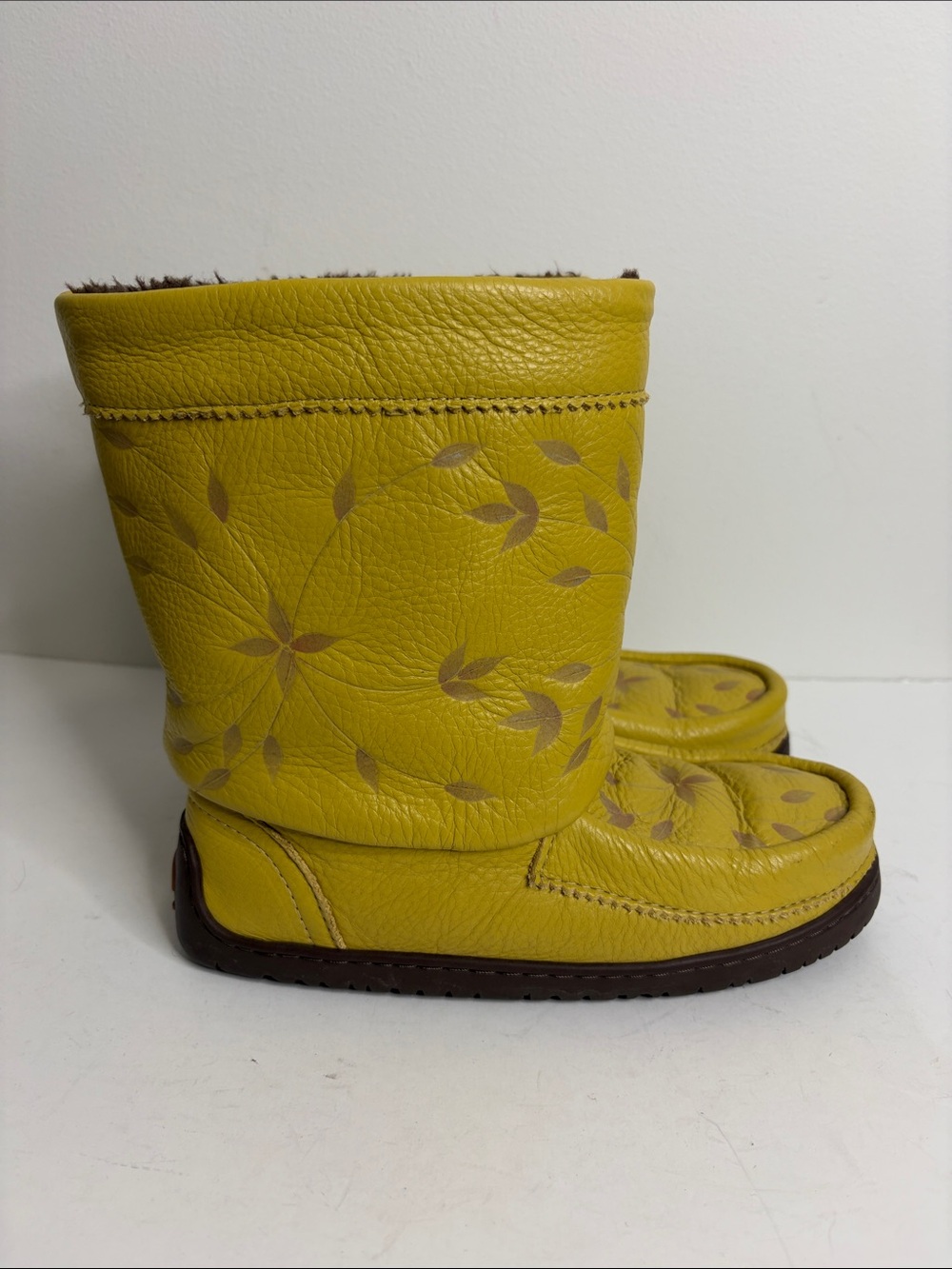 Manitobah Mukluks Boots Womens 6 Yellow Ochre Leather Shearling Lined Mid Calf